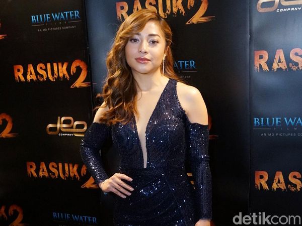 Nikita Willy Pamer Bahu dengan Dress Belahan Rendah