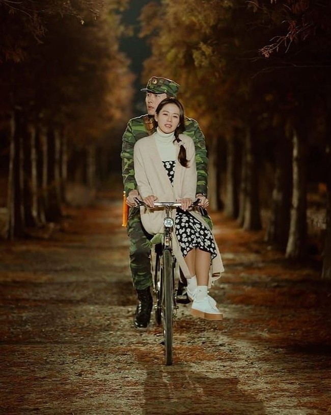 Momen Ri Jeong Hyeok membonceng Yoon Se Ri ini sungguh romantis. Adegan ini jadi salah satu adegan yang tak terlupakan fans dari drakor Crash Landing On You.Foto: Dok. TvN