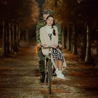 Momen Ri Jeong Hyeok membonceng Yoon Se Ri ini sungguh romantis. Adegan ini jadi salah satu adegan yang tak terlupakan fans dari drakor Crash Landing On You.Foto: Dok. TvN