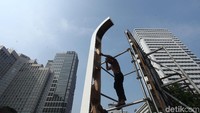 Tiang-tiang untuk panggung sudah didirikan. 