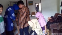 Di depannya bertuliskan Warung Patiayam. Di dalamnyanya terdapat beberapa ruangan. Seperti halnya ruang tamu, lengkap dengan aksesoris zaman dulu, seperti kursi, meja, hiasan dinding dan foto-foto. (Akrom Hazami/detikcom)