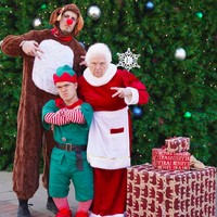 Seperti yang terlihat dalam foto ini, dimana Ross bersama sang nenek dan seorang kerabatnya terlihat menggunakan kostum natal. Sangat lucu bukan? Foto: Instagram @smoothsmith8