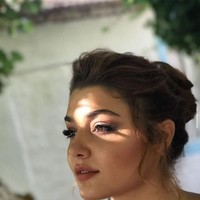 Hande juga dikagumi sebagai seorang model dan berpose untuk berbagai agensi. Beberapa brand fashion dan kecantikan pun telah mempercayakan Hande untuk menjadi model produknya. Foto: Instagram