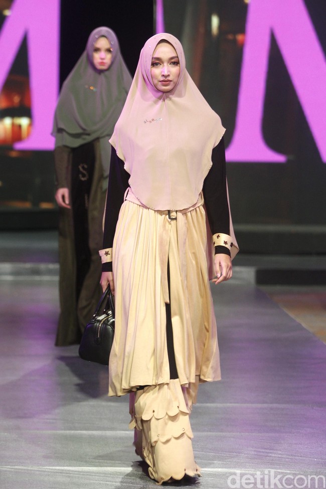 Fashion show Si.Se.Sa menampilkan koleksi busana muslim untuk liburan yang berkonsep syari di InterContinental Hotel Jakarta, Selasa [3/12/2019]. Foto: Mohammad Abduh/Wolipop