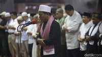 Di Masjid Istiqlal, Jakarta bertindak selaku Imam adalah Ustaz. H. Rofudin Mahfudz dan khotib oleh Ustaz H. Zulfatah Yasin.