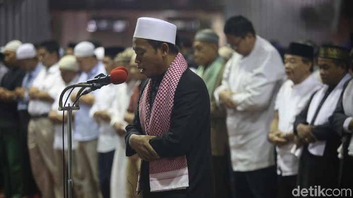 Sejumlah masjid di Jakarta dijadwalkan menggelar sholat sunah kusuf atau sholat gerhana matahari selepas Dzuhur. Salah satunya di Masjid Istiqlal.