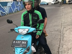 Narik Ojol Lagi, Putra Deddy Dores Hang Out Bareng Iis Dahlia