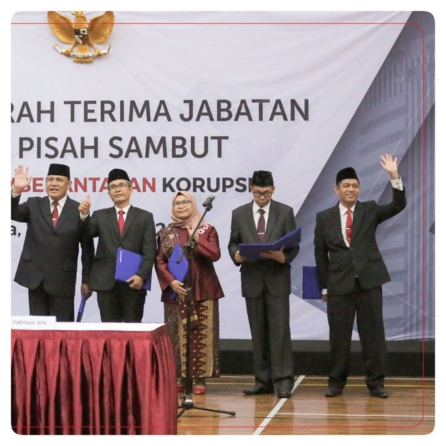 Saat pelantikan, Lili yang tampil beda dengan hijab tampil dengan kebaya merah dan kain songket. Dia juga memakai selendang yang senada dengan kainnya. Lili meripakan wakil pimpinan KPK yang mengenyam pendidikan hukum pada jenjang S-1 dan S-2 di Universitas Islam Sumatera Utara (UISU), Medan. Foto: instagram @official_kpk.