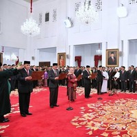 Menjadi wanita kedua yang menduduki posisi pimpinan KPK, Lili Pintauli Siregar merupakan seorang advokat yang pernah menjadi Komisioner Lembaga Perlindungan Saksi dan Korban (LPSK) pada 2008 hingga 2018. Lili lahir di Bangka Belitung, 9 Februari 1966. Foto: instagram @rajadolisiregar