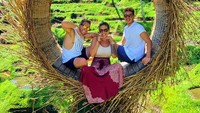 Di sela-sela waktunya belajar Yoga, Kissa seru-seruan berfoto di spot Instagramable bersama dengan 2 orang sahabatnya. (Instagram/@coyotelovesyou)