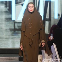 Fashion show Si.Se.Sa menampilkan koleksi busana muslim untuk liburan yang berkonsep syari di InterContinental Hotel Jakarta, Selasa [3/12/2019]. Foto: Mohammad Abduh/Wolipop