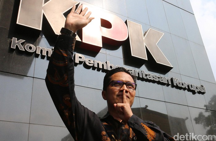 Kabiro Humas KPK, Febri Diansyah, melepas jabatannya sebagai jubir KPK. Febri mundur usai pimpinan KPK terbaru hendak mencari juru bicara KPK yang baru.