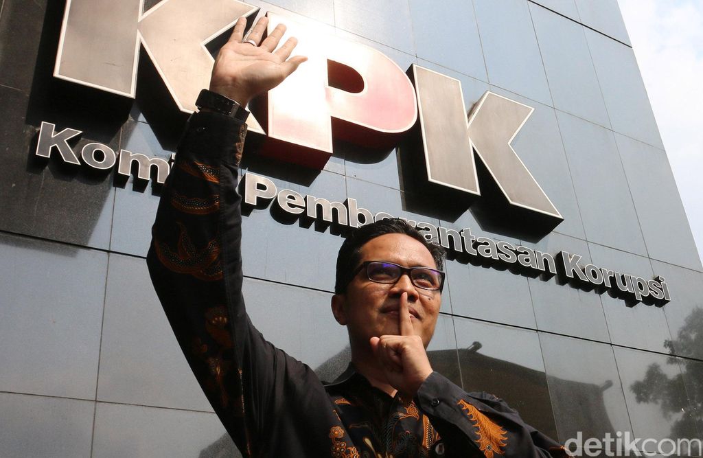 Kabiro Humas KPK, Febri Diansyah, melepas jabatannya sebagai jubir KPK. Febri mundur usai pimpinan KPK terbaru hendak mencari juru bicara KPK yang baru.
