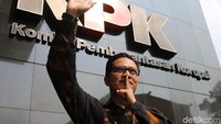 Kabiro Humas KPK, Febri Diansyah, melambaikan tangan dan menutup mulut usai memberikan keterangan di hadapan awak media terkait keputusannya menyatakan mundur dari jabatan juru bicara KPK, Jakarta, Kamis (26/12/2019).