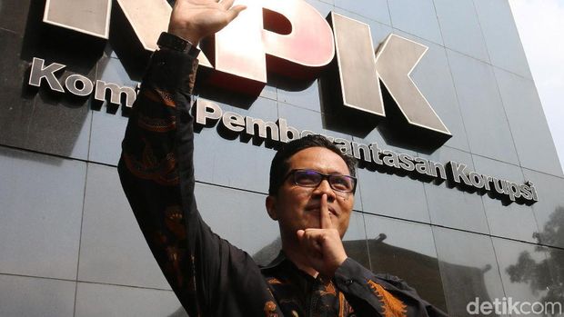 Kabiro Humas KPK, Febri Diansyah, melepas jabatannya sebagai jubir KPK. Febri mundur usai pimpinan KPK terbaru hendak mencari juru bicara KPK yang baru.
