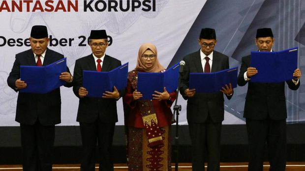 (dari kiri) Ketua KPK Firli Bahuri bersama Wakil Ketua KPK Alexander Marwata, Lili Pintauli Siregar, Nawawi Pomolango dan Nurul Ghufron membacakan pakta integritas saat serah terima jabatan Pimpinan dan Dewan Pengawas KPK di gedung KPK, Jakarta, Jumat (20/12/2019). Lima pimpinan KPK yakni Firli Bahuri, Lili Pintauli Siregar, Nurul Ghufron, Nawawi Pomolango, Alexander Marwata dan lima anggota Dewan Pengawas KPK yaitu Tumpak Hatorangan Panggabean, Artidjo Alkostar, Harjono, Albertina Ho dan Syamsuddin Haris resmi menjabat sebagai Pimpinan dan Dewan Pengawas KPK periode 2019-2023. ANTARA FOTO/Rivan Awal Lingga/wsj.