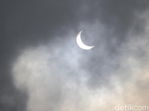 Gerhana Matahari Cincin Hanya Terlihat Beberapa Detik di Lembang