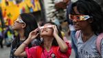 Antusias Anak-anak di Jakarta Melihat Gerhana Matahari Cincin