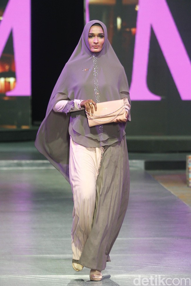 Fashion show Si.Se.Sa menampilkan koleksi busana muslim untuk liburan yang berkonsep syari di InterContinental Hotel Jakarta, Selasa [3/12/2019]. Foto: Mohammad Abduh/Wolipop