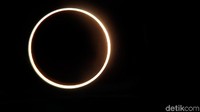  Matahari tampak pelan-pelan tertutup bulan sehingga membentuk seperti cincin.