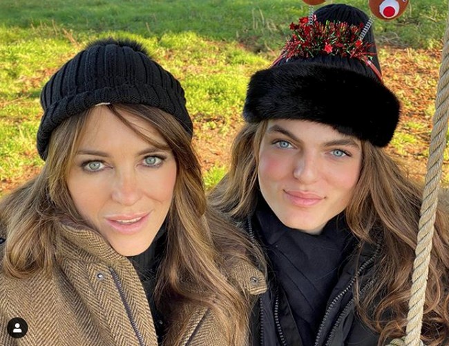 Putra Liz Hurley, Damian Charles Hurley memiliki fitur wajah yang sangat mirip dengan sang ibu. Seperti dalam foto edisi Natal ini, sang aktris dan putranya seperti kembar.   Foto: Dok. Instagram