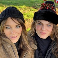 Putra Liz Hurley, Damian Charles Hurley memiliki fitur wajah yang sangat mirip dengan sang ibu. Seperti dalam foto edisi Natal ini, sang aktris dan putranya seperti kembar.   Foto: Dok. Instagram