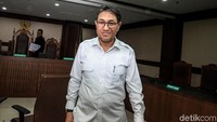 Mantan anggota DPR Sukiman didakwa menerima uang dari Natan Pasomba saat menjabat Plt Kadis PUPR Pegunungan Arfak, Papua Barat. Total suap yang diterima Sukiman sebesar Rp 2,6 miliar dan USD 22 ribu (sekitar Rp 312 juta).