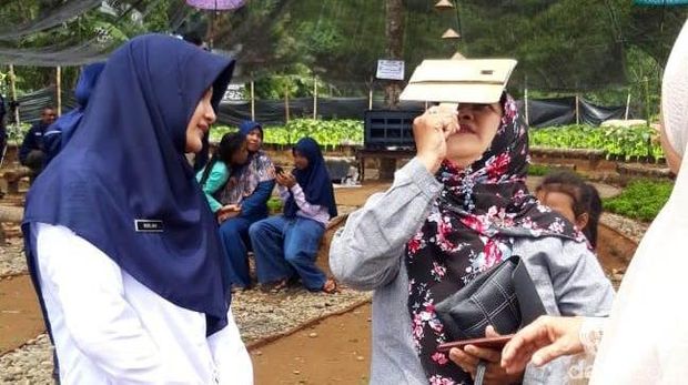 Ramai-ramai Lihat Gerhana dari Atas Bukit Cinta Banjarnegara