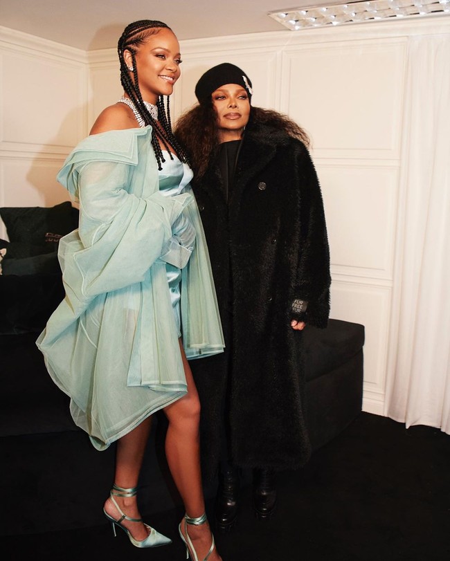 Rihanna Bukan rahasia lagi jika Rihanna sering tampil dengan busana-busana seksi yang berisiko. Dibantu dengan sang stylist Jahleel Weaver, gayanya hampir selalu jadi perbincangan. Salah satu gaya uniknya adalah ketika tampil serba hijau mint dengan busana Fenty dalam Fashion Awards 2019. Foto: Instagram