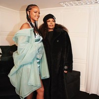 Rihanna Bukan rahasia lagi jika Rihanna sering tampil dengan busana-busana seksi yang berisiko. Dibantu dengan sang stylist Jahleel Weaver, gayanya hampir selalu jadi perbincangan. Salah satu gaya uniknya adalah ketika tampil serba hijau mint dengan busana Fenty dalam Fashion Awards 2019. Foto: Instagram