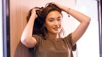 Caitlin banyak menebar senyum selama sesi pemotretan dan wawancara. Foto: Hanif Hawari/detikHOT