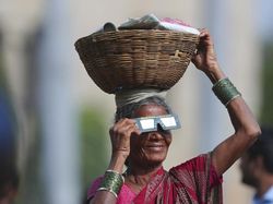 Keseruan Berburu Gerhana Matahari Cincin di Berbagai Negara