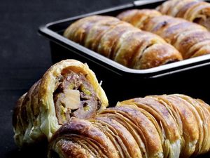 Lapis Susu Alpukat dan Strudel Lilit, Oleh-oleh Khas Saat ke Bogor