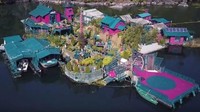 Sebuah rumah berukuran besar dibangun oleh sepasang suami istri di pantai pulau Vancouver, Kanada. Mereka membangun rumah ini selama 27 tahun (YouTube/FLORB)