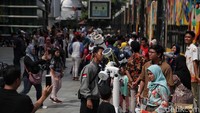 Bertepatan dengan hari libur sekolah, kawasan Taman Ismail Marzuki ramai didatangi oleh anak-anak maupun orang dewasa untuk menyaksikan fenomena Gerhana Matahari Cincin.