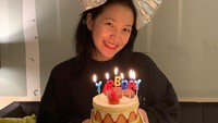 Sama-sama mendapat kejutan ulang tahun, inilah momen manis Yeri. Ia juga diberikan kue dengan topping strawberry. Foto: Instagram redvelvet.smtown