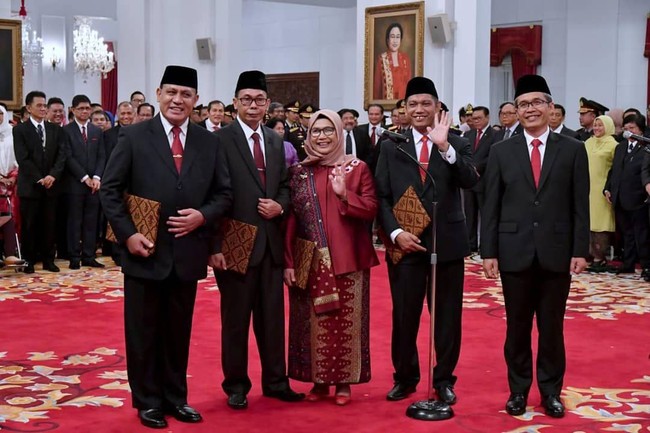 Lili Pintauli Siregar yang memperoleh 44 suara dalam voting oleh Komisi III DPR di Gedung DPR, Senayan, Jakarta, Jumat (13/9) dini hari tampil memakai hijab di hari pelantikannya di Istana Negara. Lili memakai hijab pastel cokelat agar senada dengan busananya yang memiliki aksen bunga. Foto: instagram @jokowi.