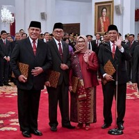 Lili Pintauli Siregar yang memperoleh 44 suara dalam voting oleh Komisi III DPR di Gedung DPR, Senayan, Jakarta, Jumat (13/9) dini hari tampil memakai hijab di hari pelantikannya di Istana Negara. Lili memakai hijab pastel cokelat agar senada dengan busananya yang memiliki aksen bunga. Foto: instagram @jokowi.