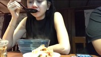 Kelaparan, Aura Kasih langsung memesan semangkuk ramen berukuran besar. Momen saat menyantap ramen itu direkam oleh dirinya sendiri dengan menggunakan video timelapse. Foto: Instagram @aurakasih