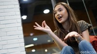 Caitlin, senyum kamu memang manis! Foto: Hanif Hawari/detikHOT