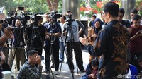 Seperti diketahui, Febri memulai karier sebagai Kabiro Humas KPK pada Desember 2016. Saat itu tidak ada nomenklatur jubir KPK, sehingga peran itu diamanahkan kepada Febri.