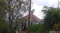 Pemandangan dari Puncak Widosari Samigaluh bisa dinikmati dari gazebo yang sudah disiapkan. (Foto: Eko Susanto/detikcom)