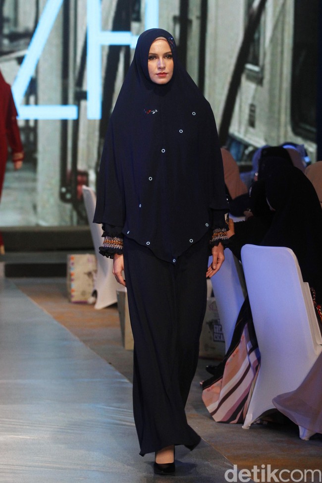 Fashion show Si.Se.Sa menampilkan koleksi busana muslim untuk liburan yang berkonsep syari di InterContinental Hotel Jakarta, Selasa [3/12/2019]. Foto: Mohammad Abduh/Wolipop