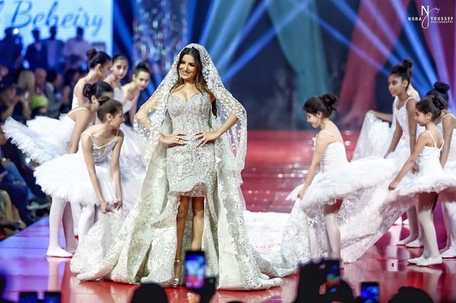 Dari deretan gaun tadi, tak ada yang mengalahkan harga gaun karya desainer Hany El-Behairy ini. Pada 2019, ia memperkenalkan karyanya yang diklaim sebagai gaun pengantin termahal di dunia. Bertabur ratusan berlian, gaun ini bernilai US$ 15 juta atau Rp 216 miliar. (Foto: Instagram/@norayoussef_photography)