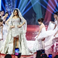 Dari deretan gaun tadi, tak ada yang mengalahkan harga gaun karya desainer Hany El-Behairy ini. Pada 2019, ia memperkenalkan karyanya yang diklaim sebagai gaun pengantin termahal di dunia. Bertabur ratusan berlian, gaun ini bernilai US$ 15 juta atau Rp 216 miliar. (Foto: Instagram/@norayoussef_photography)