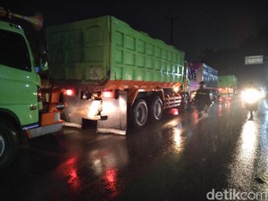 Banyak Truk Parkir, Begini Kondisi Jalan Parung Panjang saat Malam