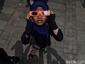Warga Antusias Banget Lihat Puncak Gerhana Matahari Cincin di TMII