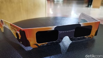 Kita tidak boleh lihat matahari secara langsung, jadi harus pakai filter. PP Iptek menyediakan kacamata khusus untuk melihat gerhana (detikINET/Aisyah Kamaliah)