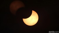 Cahaya Matahari perlahan mulai gelap tertutup bayangan bulan.