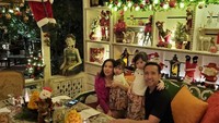 Perayaan Natal Mita dan keluarga begitu meriah. Mereka bersantap di sebuah resto di Bali yang dilengkapi pernak-pernik Natal. Foto: Instagram mitasoedarjo